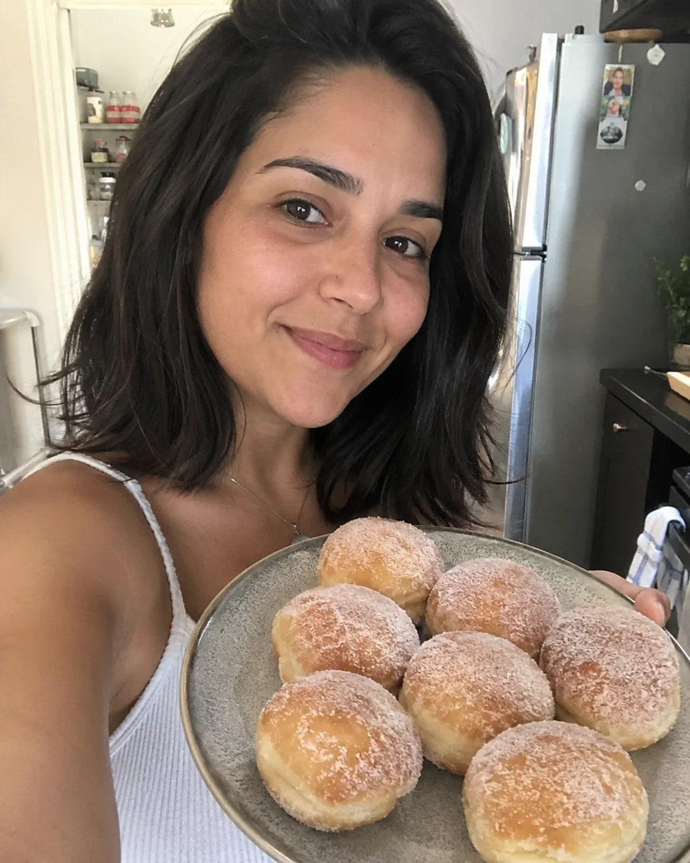 Cliente mostrando uma bandeja de bomboloni italianos caseiros