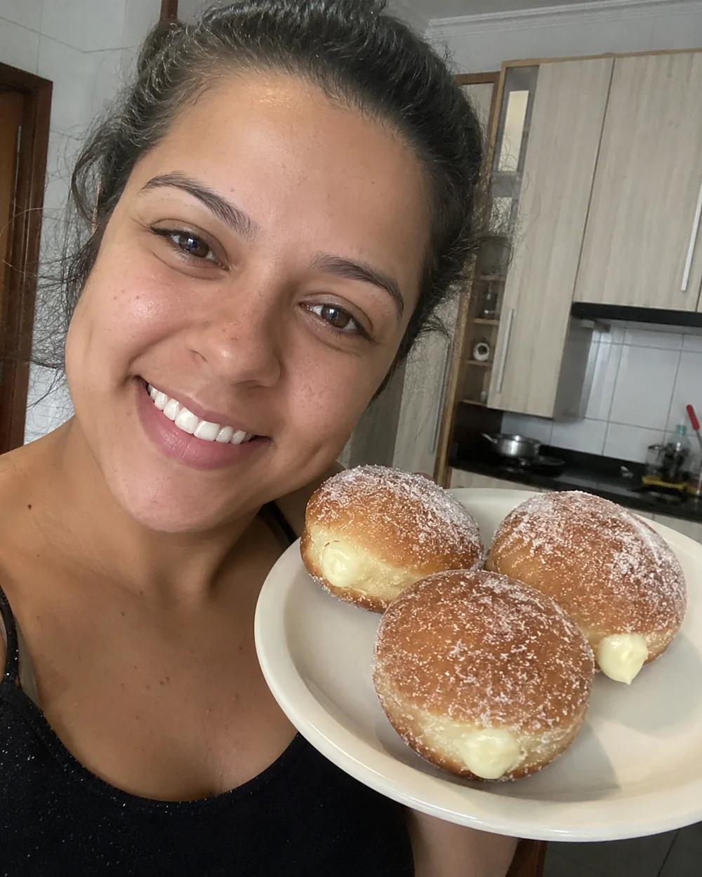 Cliente mostrando bomboloni italianos recheados com creme