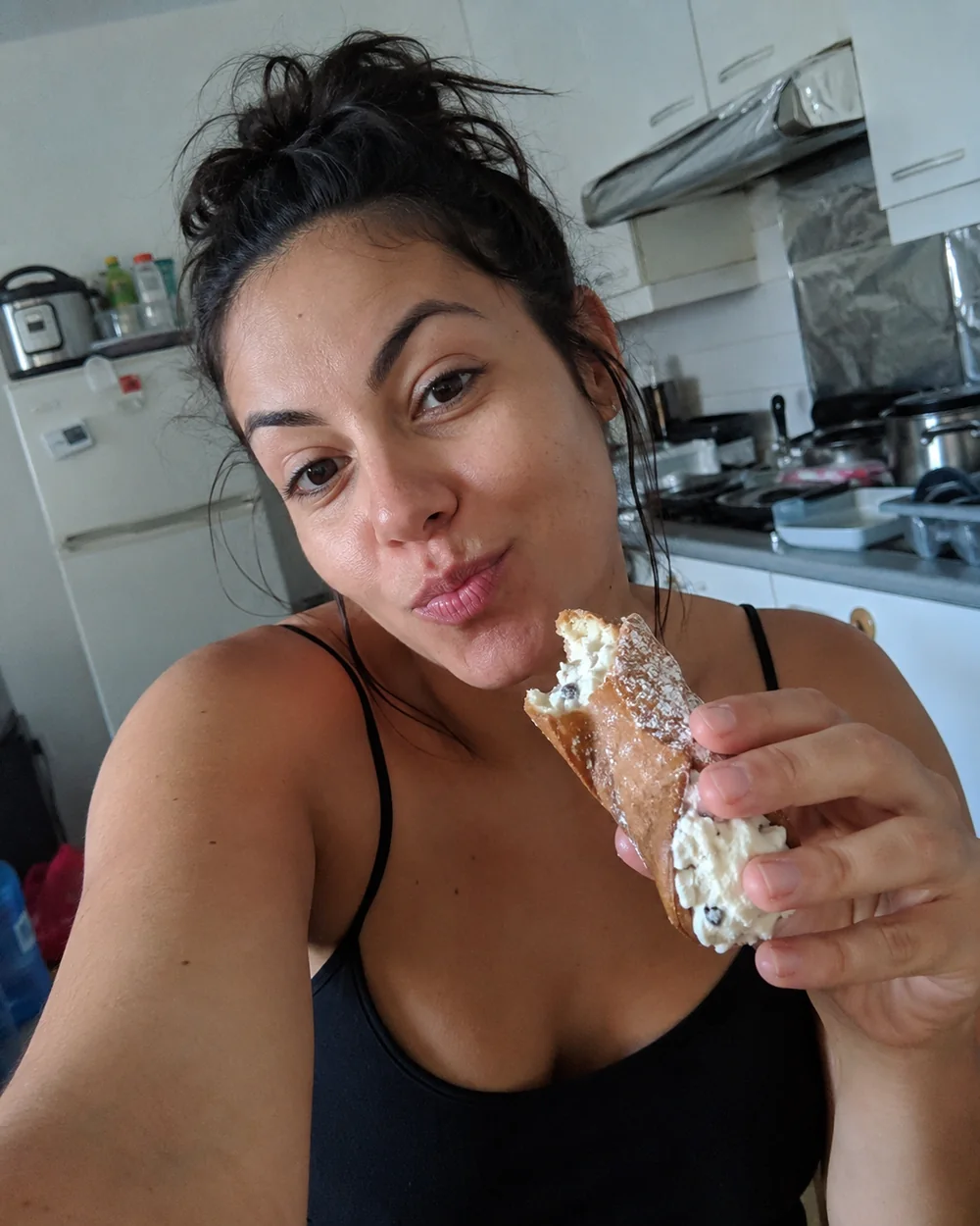 Cliente provando um cannoli italiano recheado