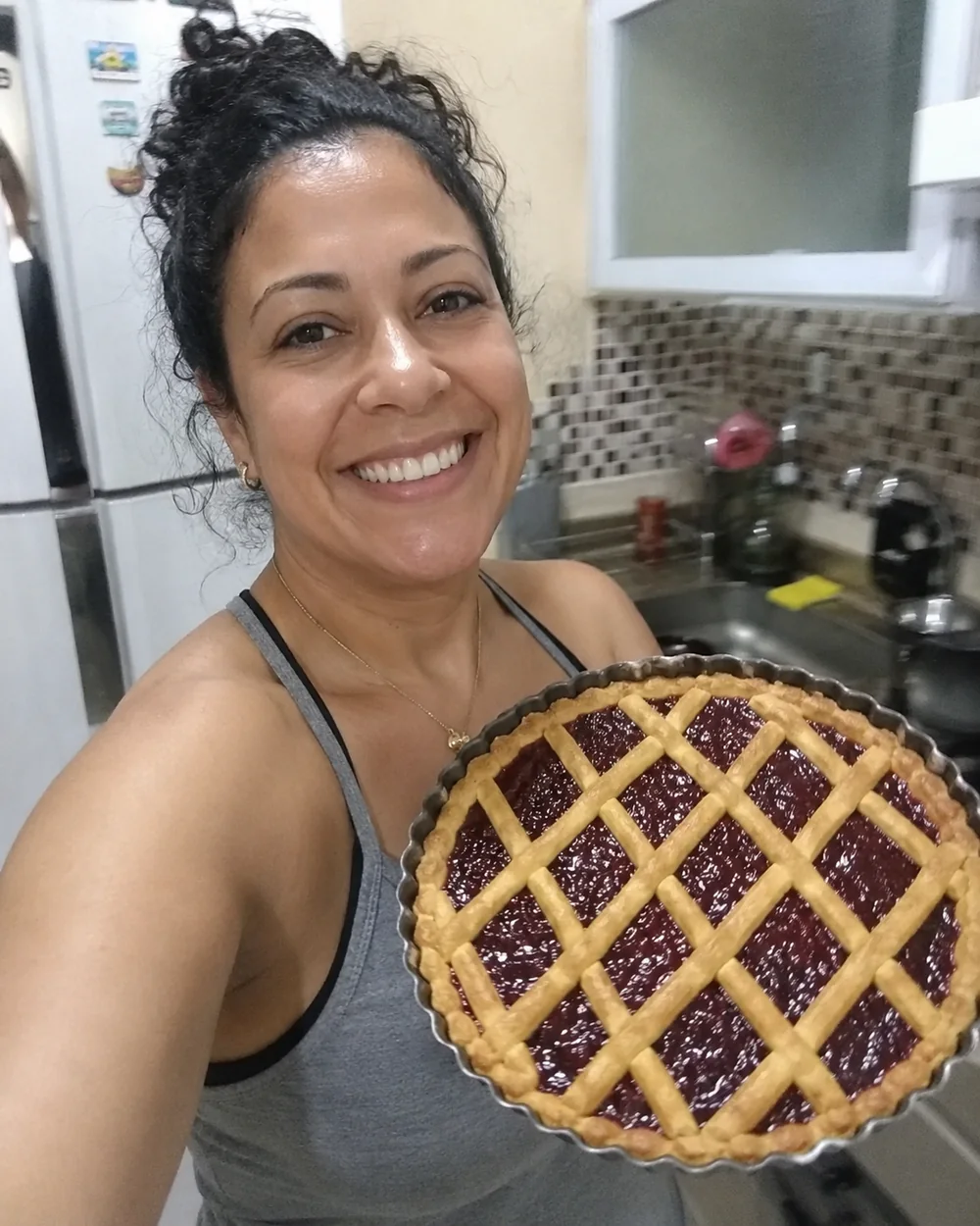 Cliente segurando uma crostata italiana caseira com geleia