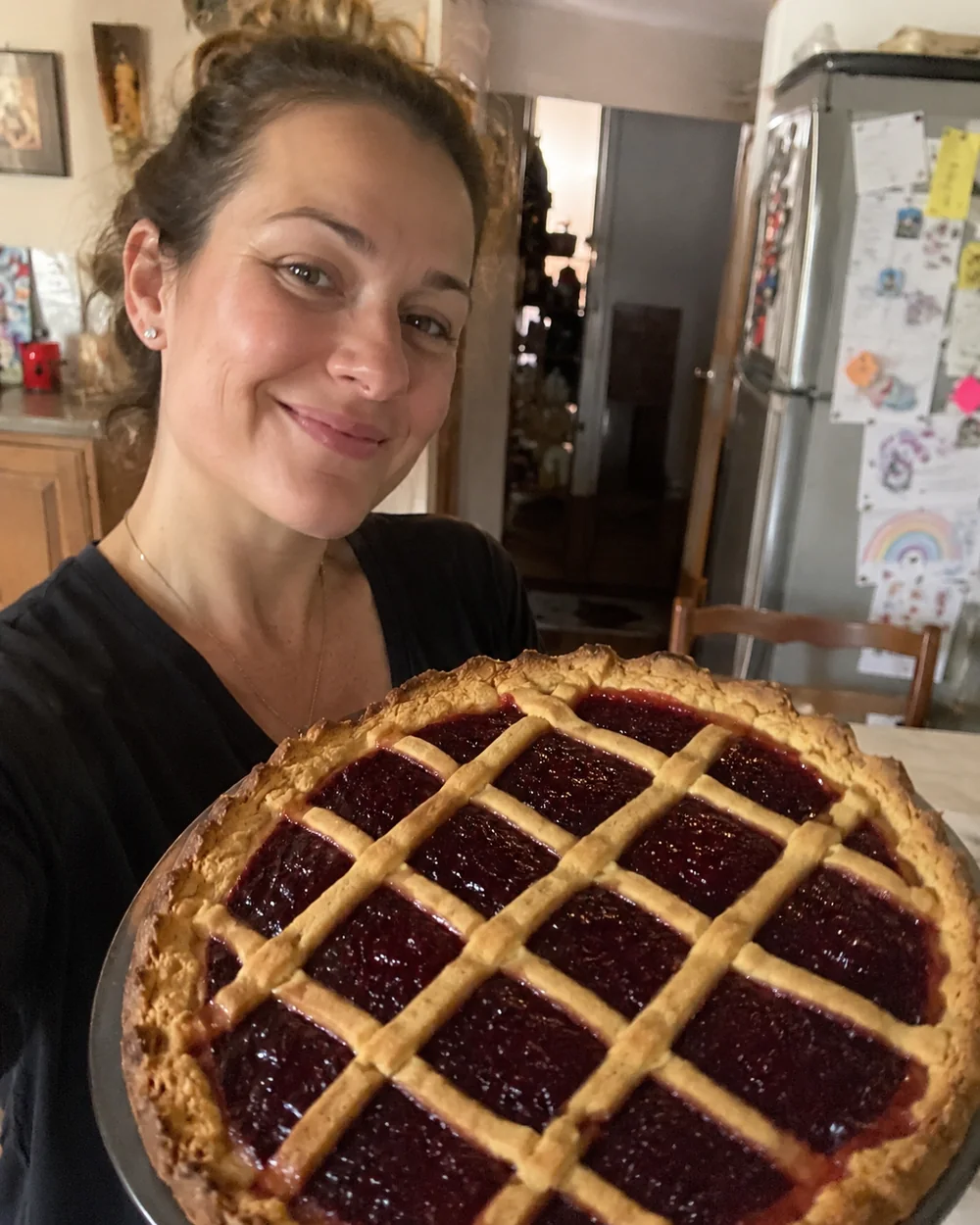 Cliente mostrando uma crostata italiana de geleia feita em casa