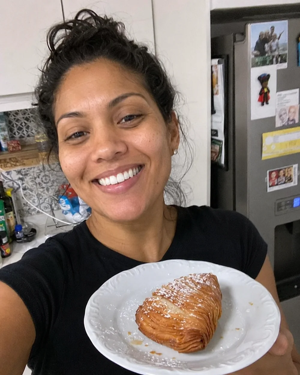 Cliente mostrando uma sfogliatella italiana preparada em casa