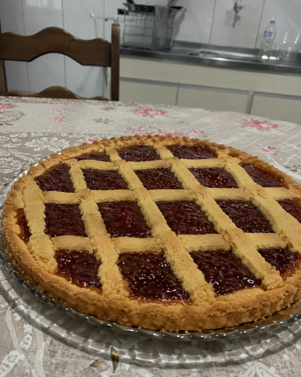 Crostata italiana de geleia preparada em uma cozinha de casa
