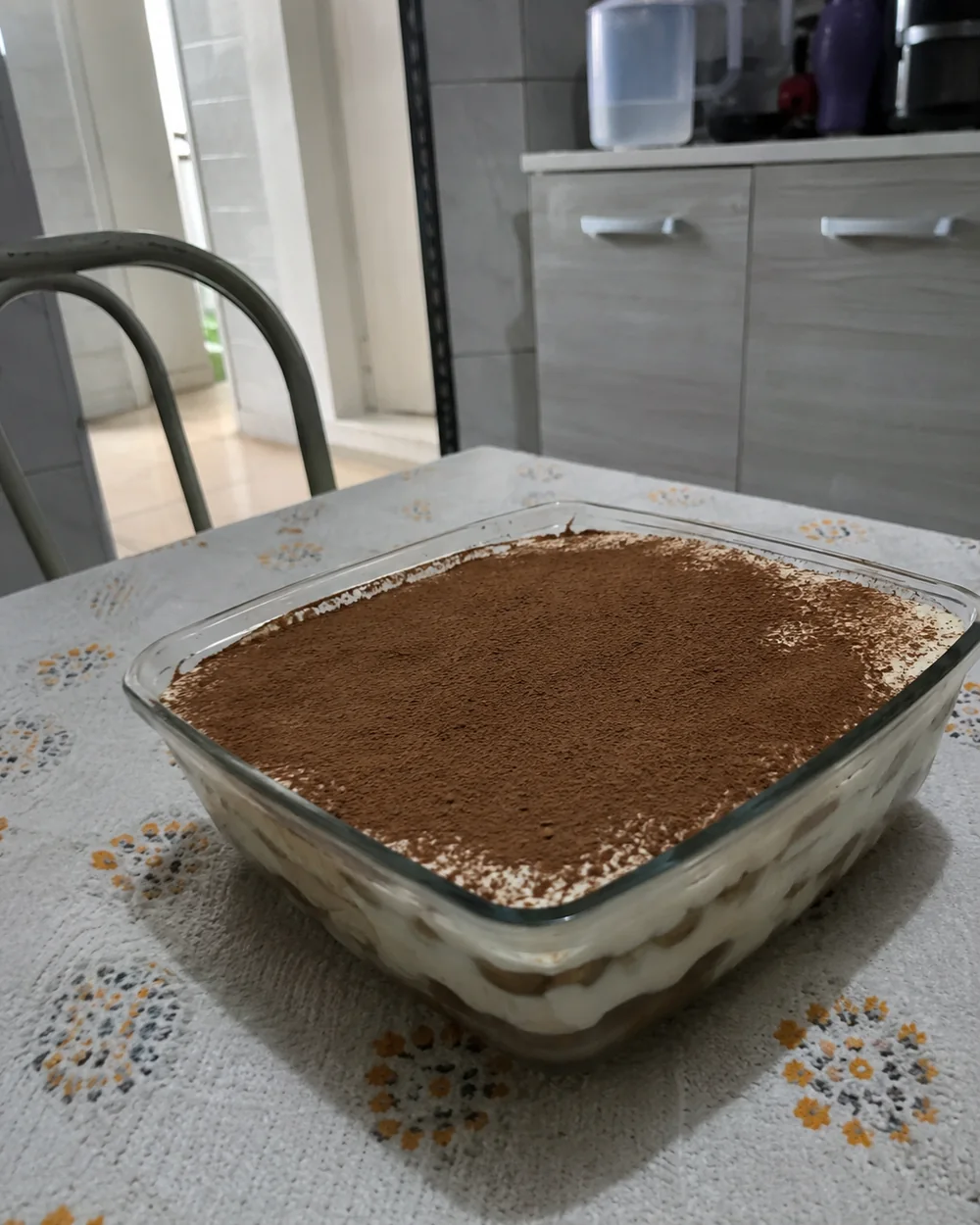 Travessa de tiramisù italiano caseiro finalizada com cacau