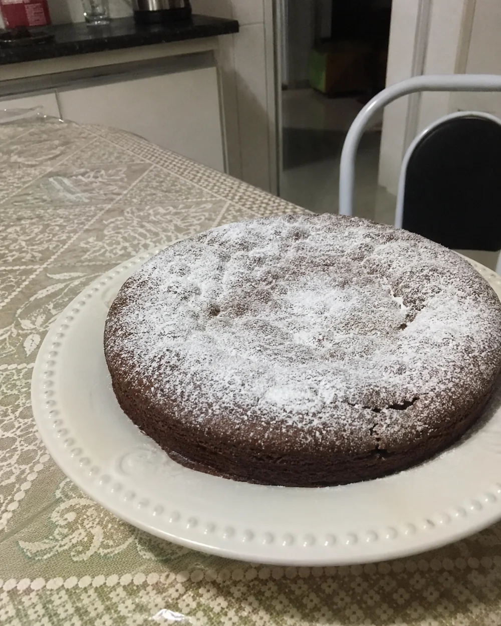 Torta caprese de chocolate caseira coberta com açúcar